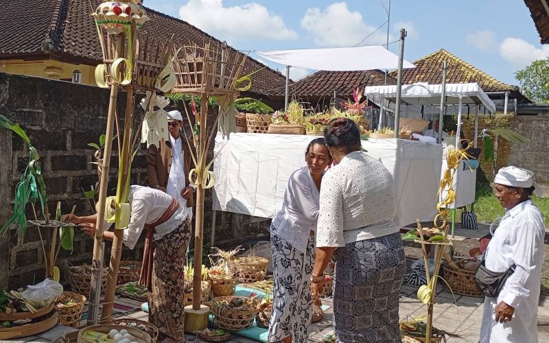 Sekretariat MGPSSR Tabanan Gelar Upacara Pemelaspasan Tugu dan Padmasana Baru